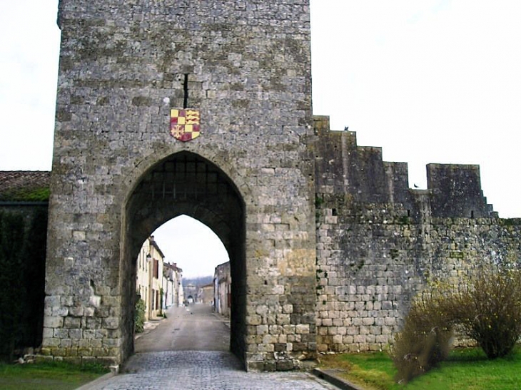 De la Tour Ouest à la porte Est par la rue de la Résistance - Vianne