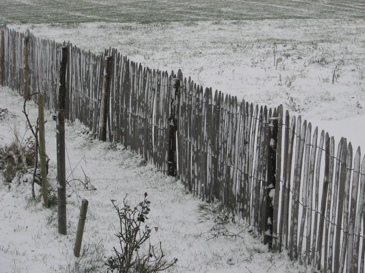 Ganivelles de notre jardin sous la neige - Villebramar