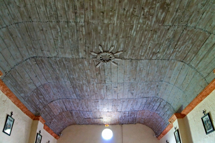 Le plafond de la chapelle SAint Clair à Parisot. La chapelle avait une voûte étoilée hélas disparue. - Villeréal