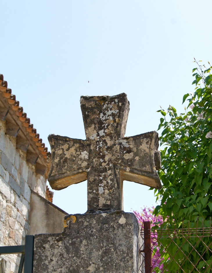 Croix du cimetière à Parisot. - Villeréal