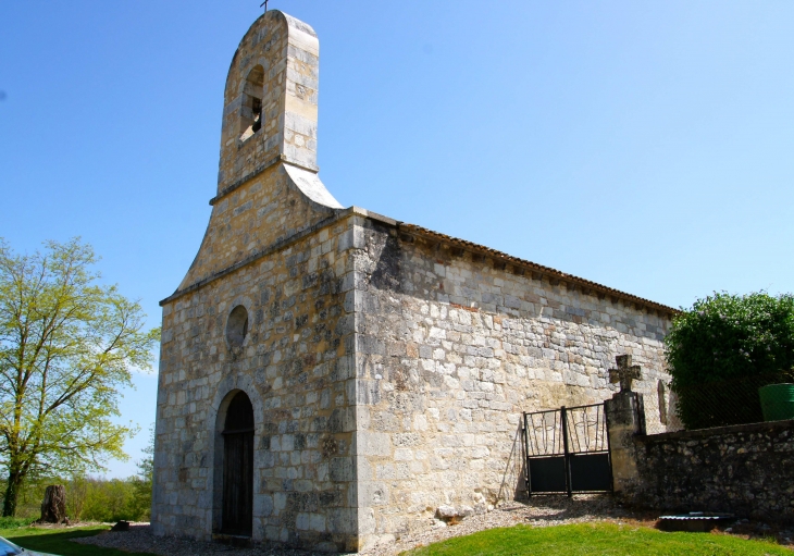 La chapelle Saint Clair est une église paroissiale, d'origine romane du XIIe siècle et remaniée jusqu'au XVIIIe siècle. Près de Villeréal elle est située à la pointe de la colline de Parisot signifiant 