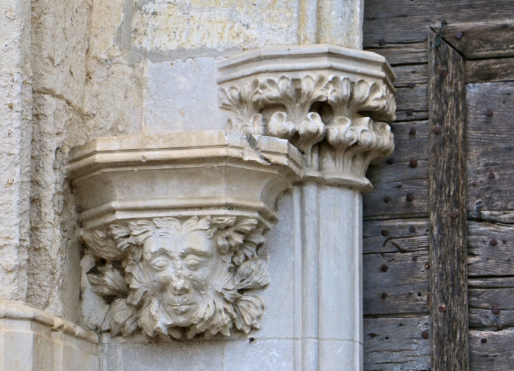 Eglise Notre Dame : détail du portail. - Villeréal