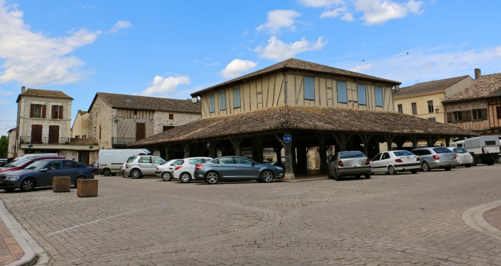 Place de la Halle en 2014. - Villeréal