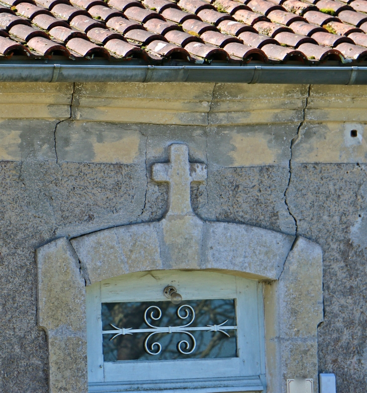 Linteau sculpté au dessus de la porte de l'ancien prebytère. - Xaintrailles