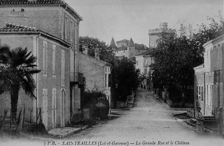 La grande rue et le château, vers 1910 (carte postale ancienne). - Xaintrailles