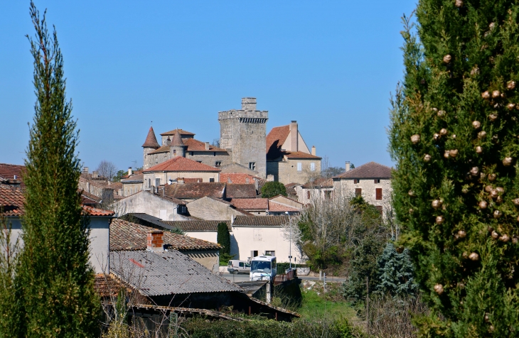 Vue sur le village et le château. - Xaintrailles