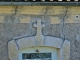 Linteau sculpté au dessus de la porte de l'ancien prebytère.