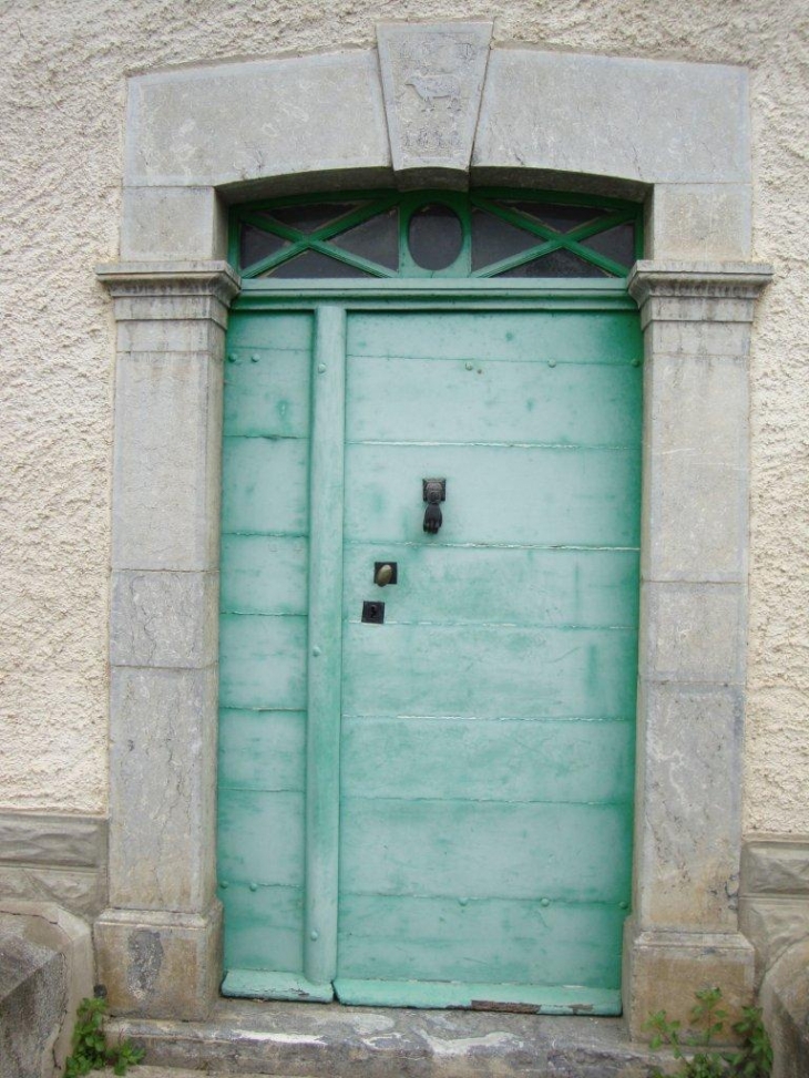 Accous (64490) à Jouers,  porte de maison avec linteau sculpté