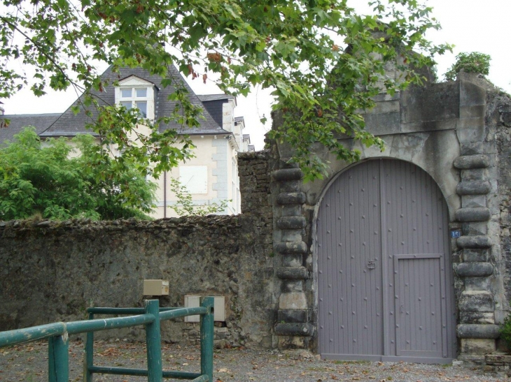 Agnos (64400) portail du château