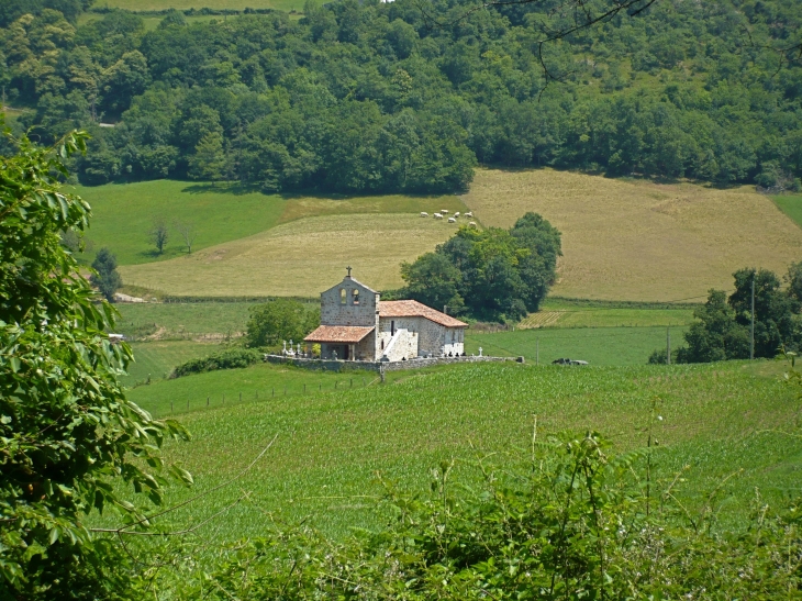 Chapelle Sainte-Croix à Alciette. En 1302, une grange pour abriter des pélerins est désigné sous le nom d'église Sainte-Croix. - Ahaxe-Alciette-Bascassan