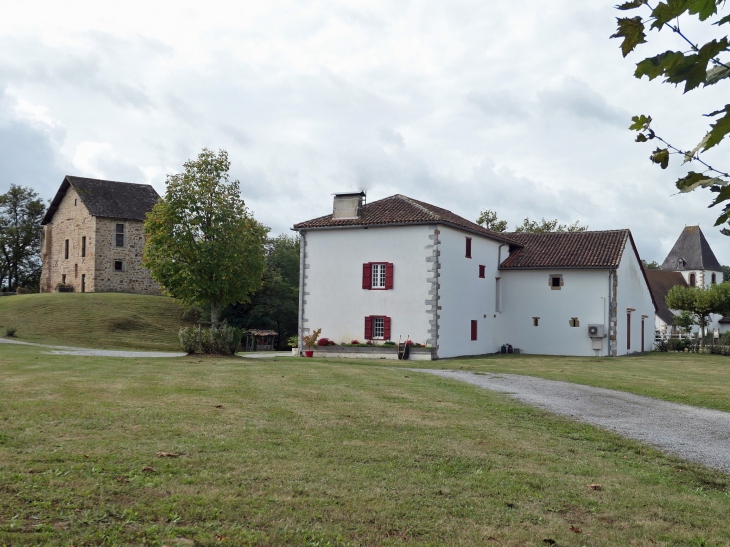 Camou : château, mairie et église - Aïcirits-Camou-Suhast