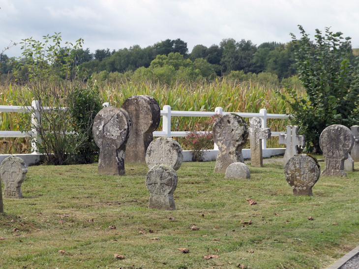 Camou : stèles helicoïdales dans le cimetière - Aïcirits-Camou-Suhast