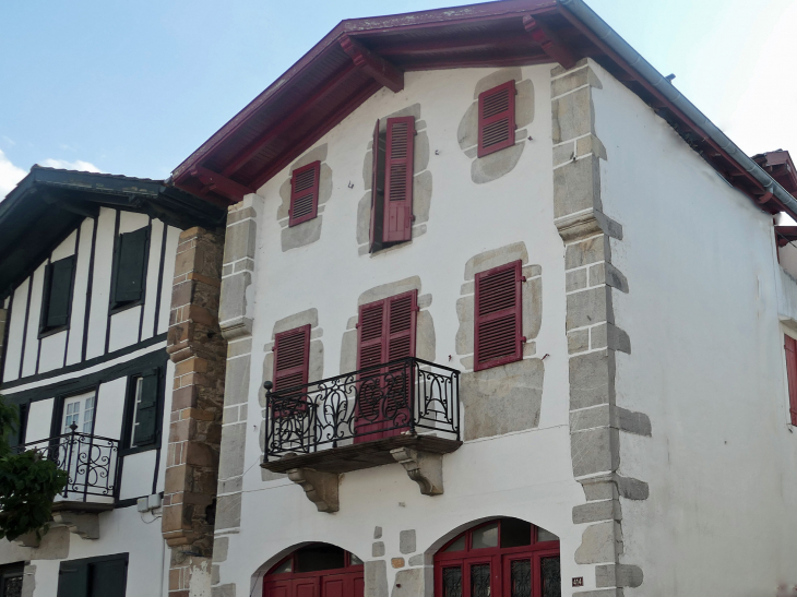 Maisons aux couleurs basques - Ainhoa