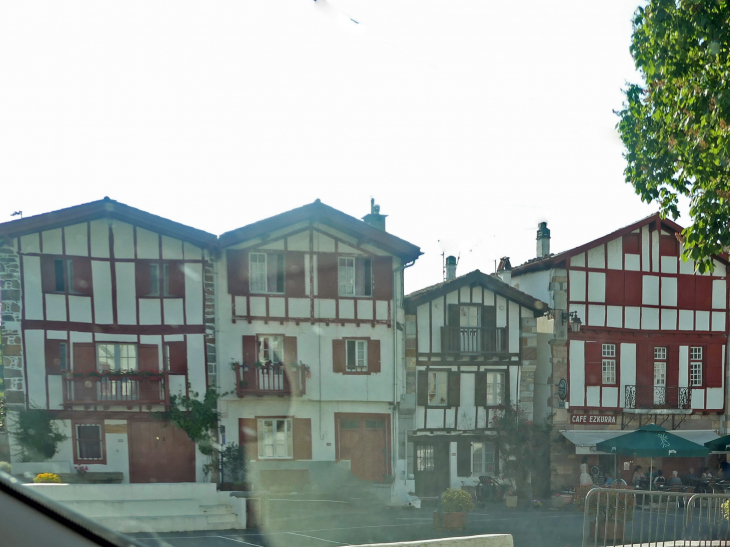 Maisons sur la place - Ainhoa