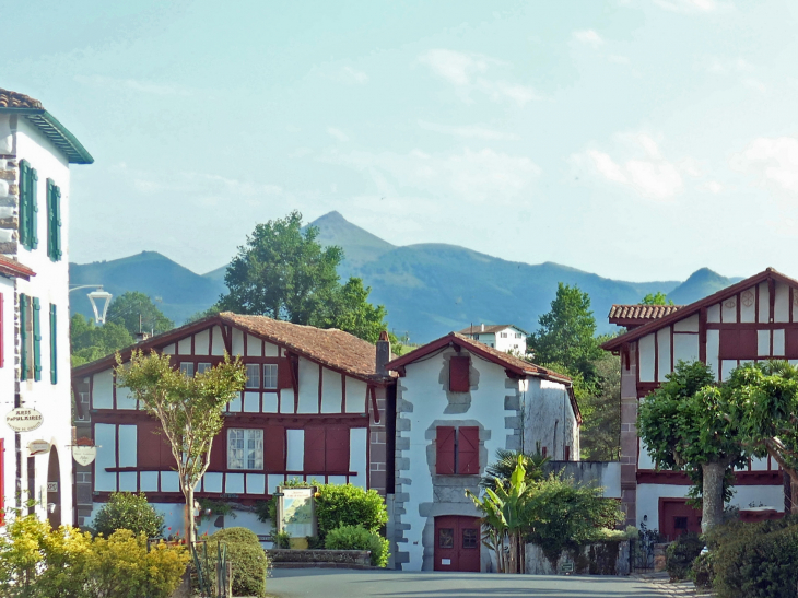 Maisons au bout de la rue Bastide - Ainhoa