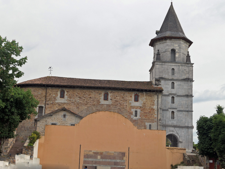 Le fronton devant l'église - Ainhoa