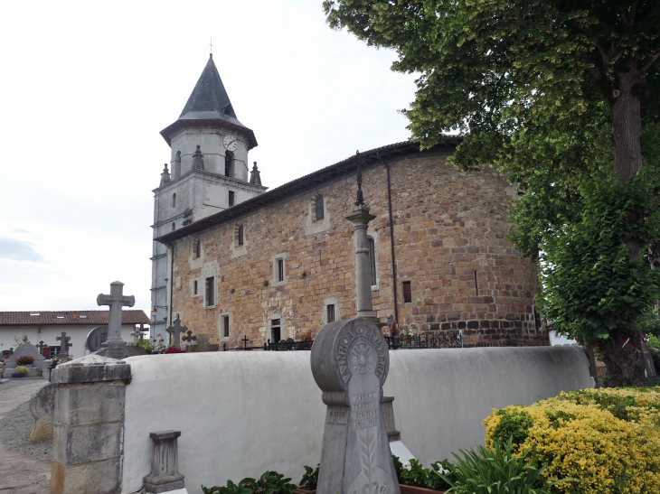 Le cimetière basque derrière l'église - Ainhoa