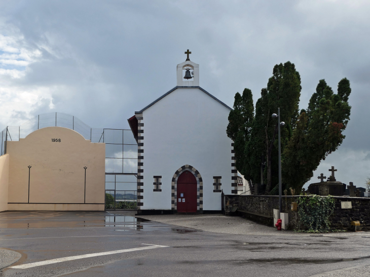 Le fronton et l'église - Amendeuix-Oneix