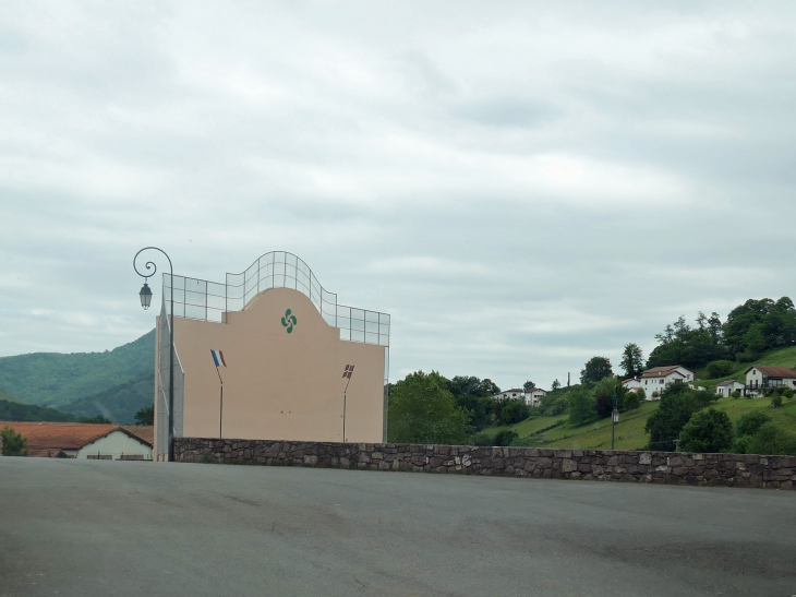 Fronton et maisons basques - Anhaux