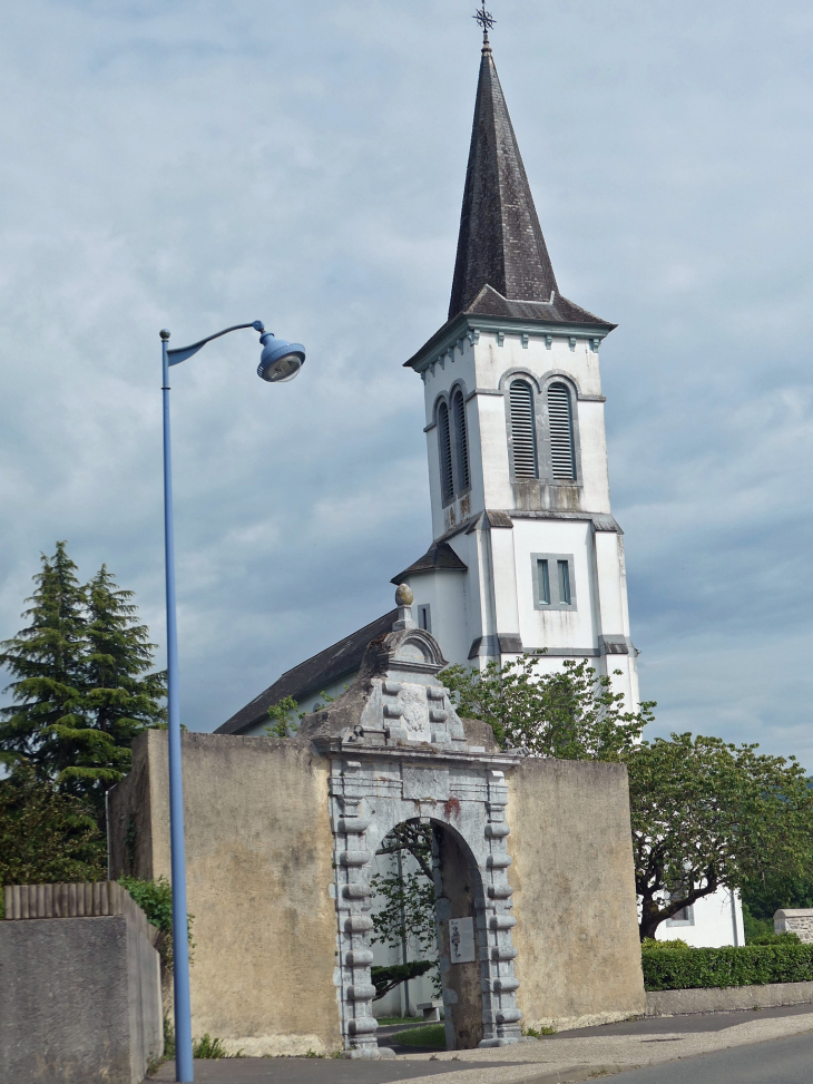 L'église et le portail de l'ancienne abbaye laïque - Aramits