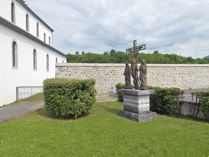 Le calvaire sur le côté de l'église - Aramits