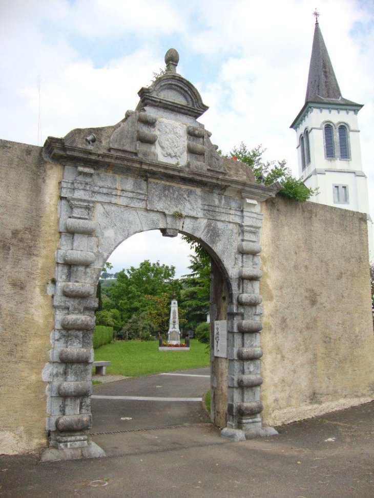 Aramits (64570) portail enceinte de l'église