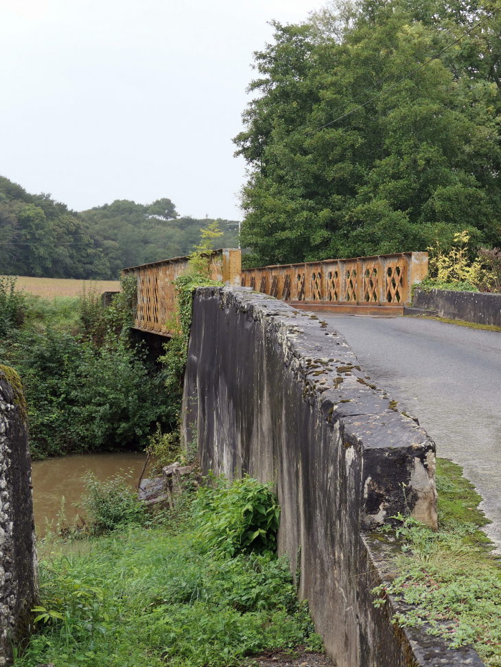 Pont sur le ruisseau - Araux