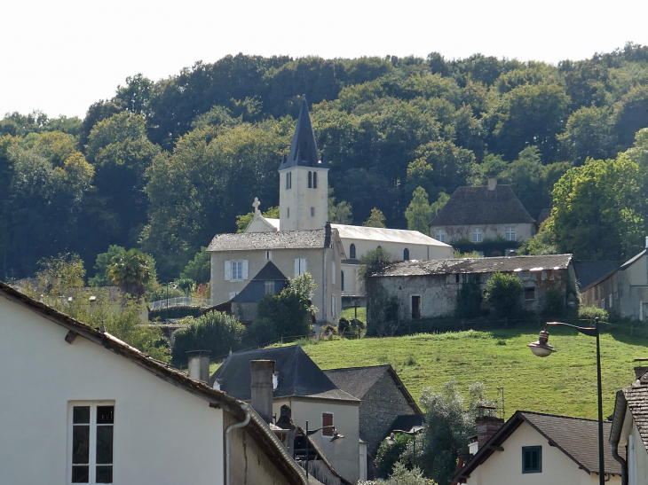 Vue sur le village et son église - Arbus