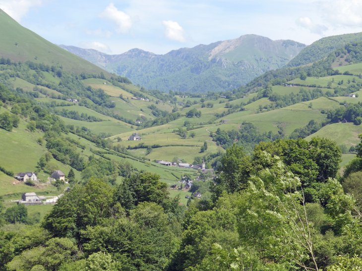 Vue sur le village dans la vallée - Arette