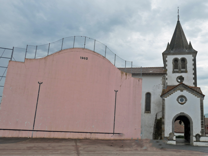 Le fronton et l'église - Armendarits