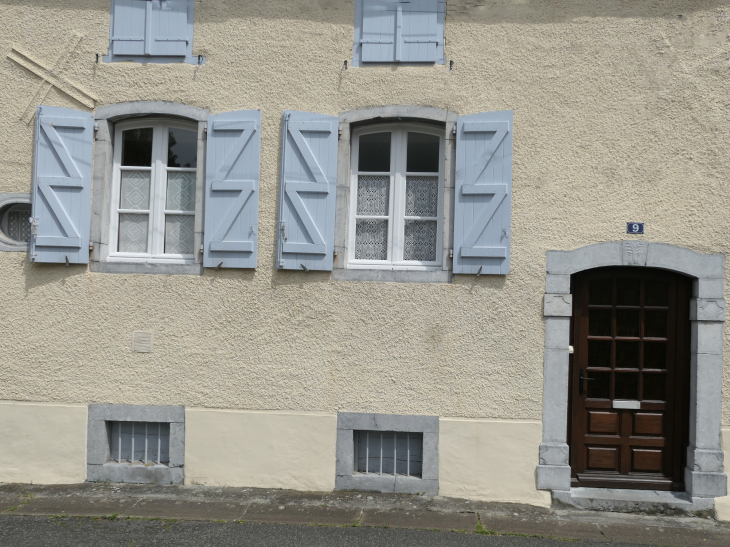 Porte et fenêtres de style béarnais - Arudy