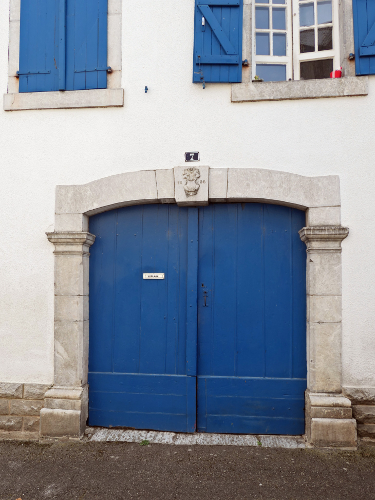 Porte et fenêtres de style béarnais - Arudy