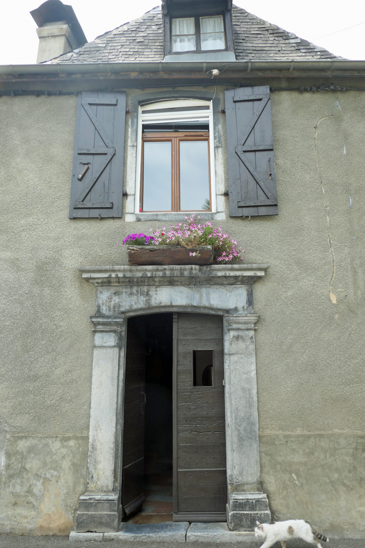 Porte et fenêtres de style béarnais - Arudy