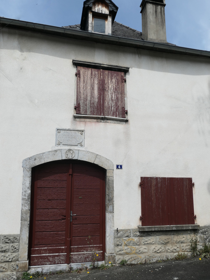 Porte et fenêtres de style béarnais - Arudy