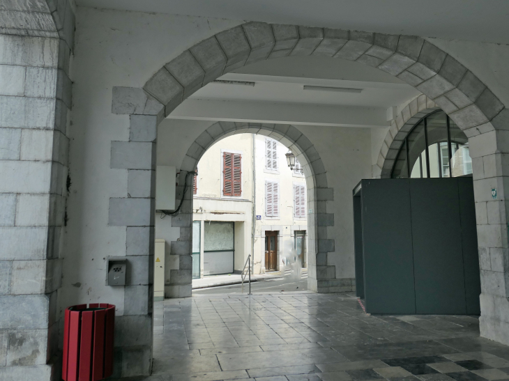 Sous les arcades de l'hôtel de ville - Arudy