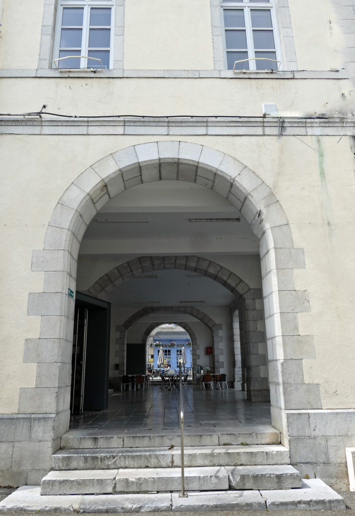 Sous les arcades de l'hôtel de ville - Arudy