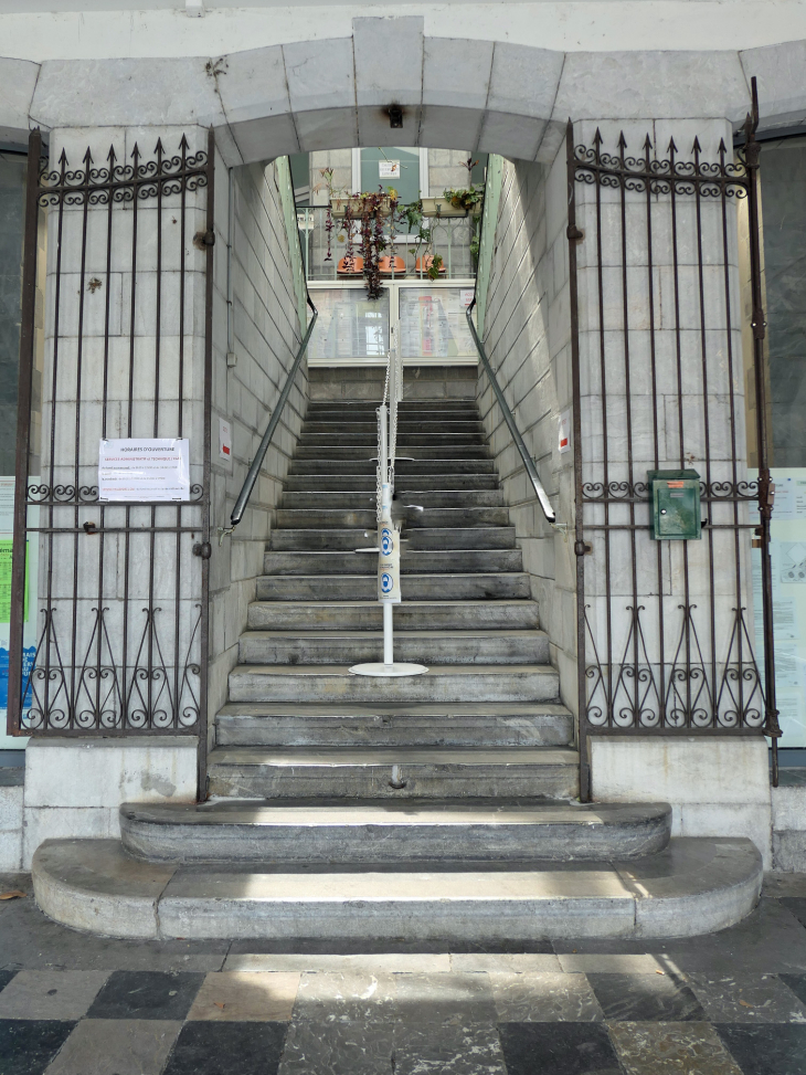 L'escalier de l'hôtel de ville - Arudy