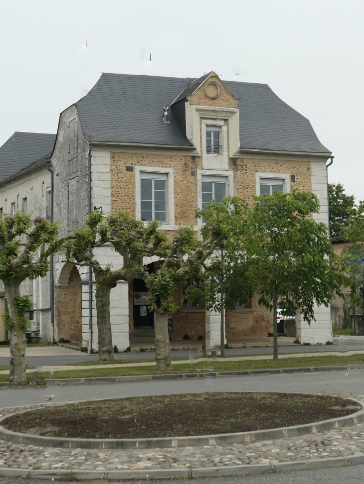 Place du Mercadieu : belle maison à arcades - Arzacq-Arraziguet