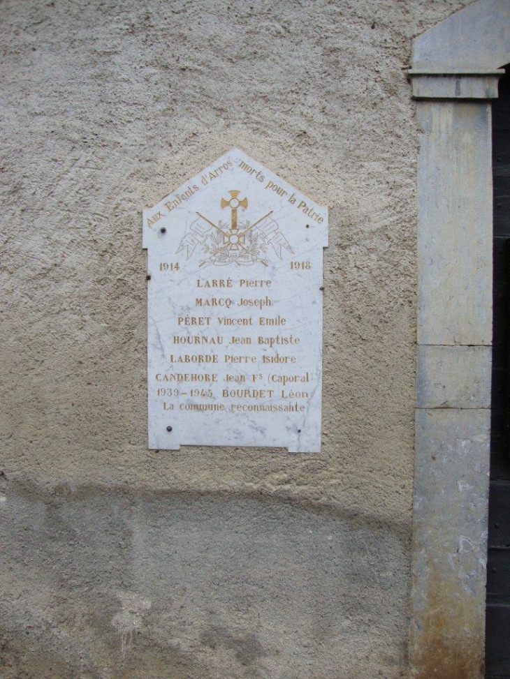 Asasp-Arros (64660) à Arros, monument aux morts sur le mur de l'eglise