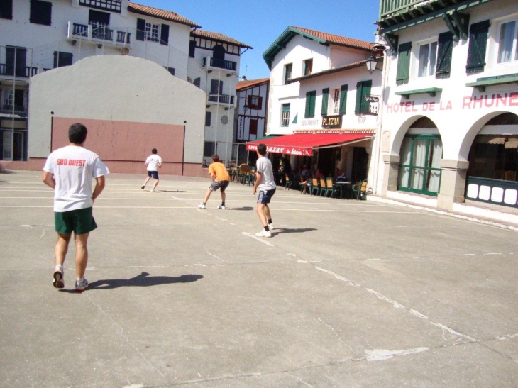 Ascain (6430) pelota pala devant l'hôtel de la Rhune