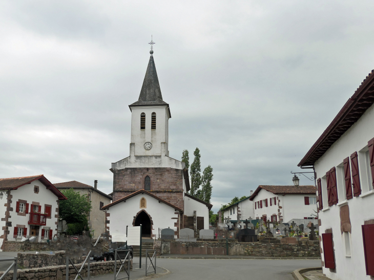 Les maisons labourdines autour de l'église - Ascarat