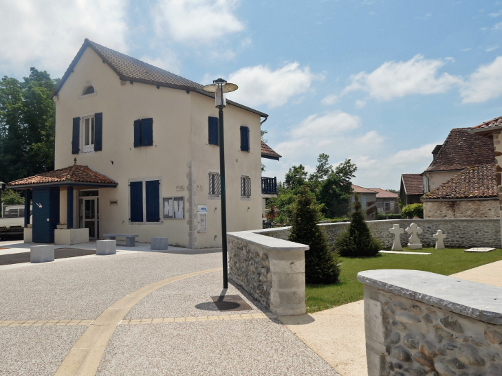 La mairie et les maisons - Auterrive