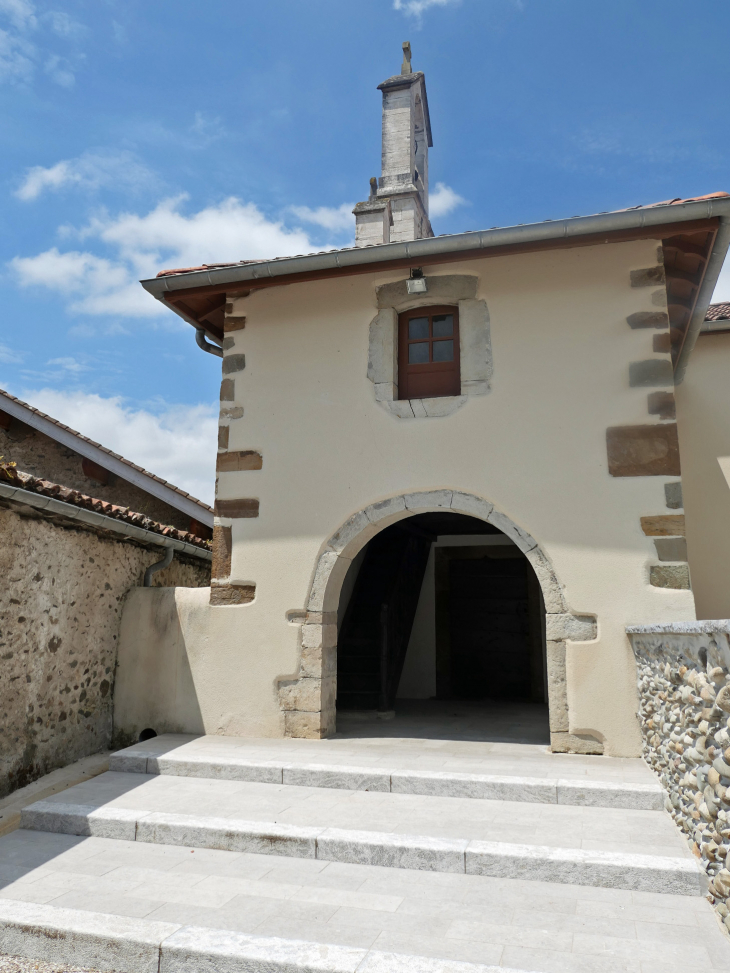 L'entrée de l'église - Auterrive