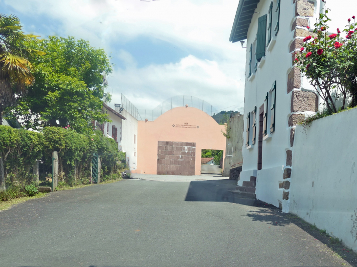 Dans le village : passage de la route sous le fronton - Banca