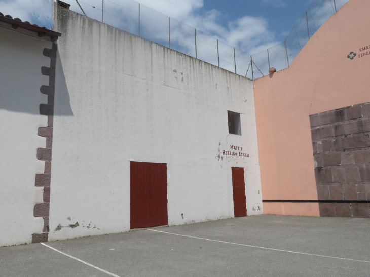 La mairie sur le terrain de pelote basque - Banca