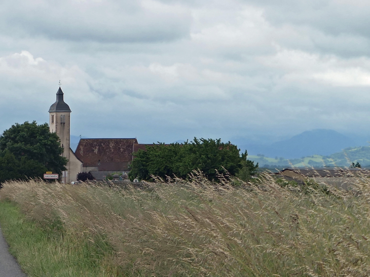 L'église à l'entrée du village - Bastanès