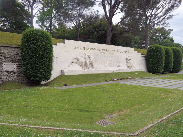 Le monument aux morts adossé aux remparts - Bayonne