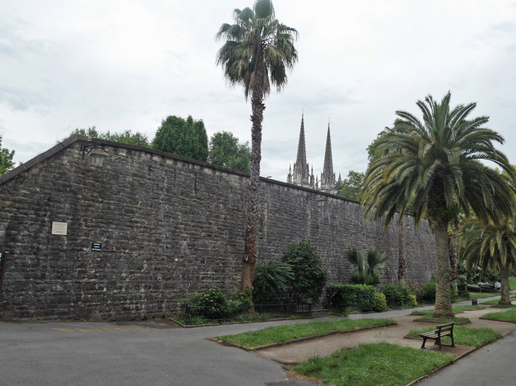 L'allée des Tarides : vue sur le rempart et la cathédrale - Bayonne