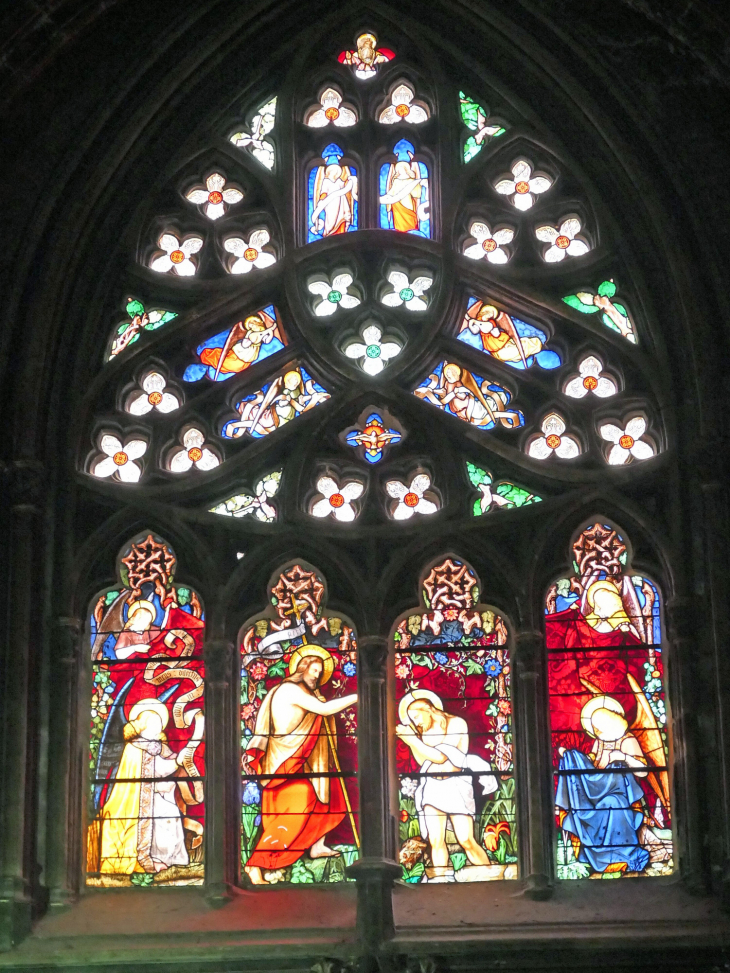 La cathédrale Sainte Marie : vitrail de la chapelle des Fonts Baptismaux - Bayonne