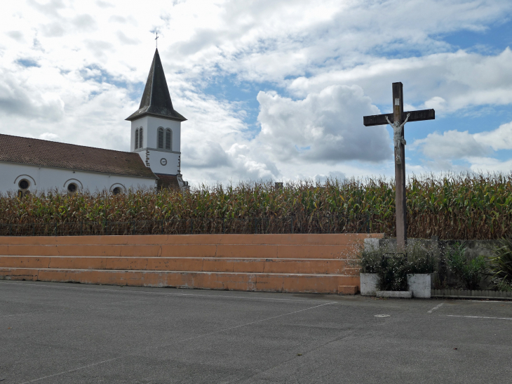 L'église et le calvaire sur le terrain de pelote basque - Béguios